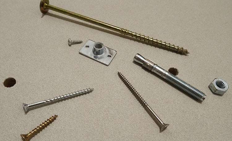 des vis pour construire un mur d'escalade de bloc des vis