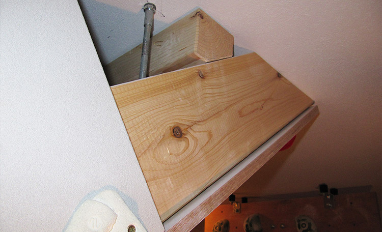 Montage des traverses Gros plan sur les poutres en bois